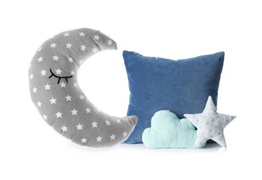 Beyaz arkaplanda farklı yumuşak yastıklar