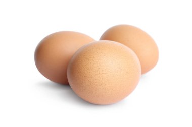 Beyaz üzerine izole edilmiş taze kahverengi tavuk yumurtaları.