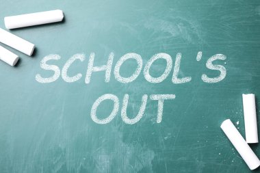 Metin Okulu karatahtaya yazıldı, üst görünüm