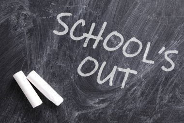 Metin Okulu çıktı ve tahtaya tebeşirle yazılmış, üst görünüm