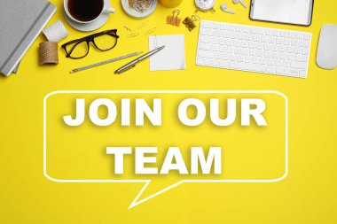 Düz kompozisyon ve sarı arka planda ofis eşyaları. Takımımıza katıl.