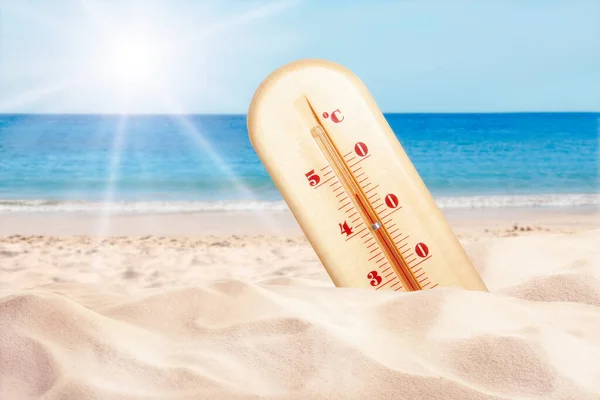 Wetterthermometer Mit Hohen Temperaturen Sandstrand Meeresnähe — Stockfoto