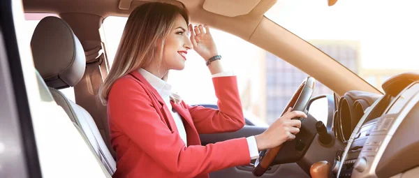 Jovem Feliz Dirigindo Carro Moderno Dia Ensolarado Design Banner — Fotografia de Stock