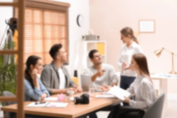 Vista Borrosa Los Diseñadores Interiores Profesionales Que Trabajan Oficina —  Fotos de Stock