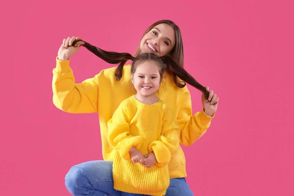 Jeune Mère Petite Fille Sur Fond Rose — Photo