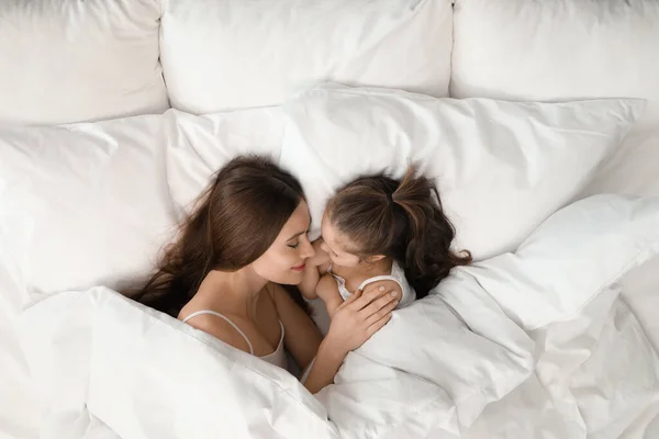 妈妈和小女儿睡在床上 尽收眼底 — 图库照片
