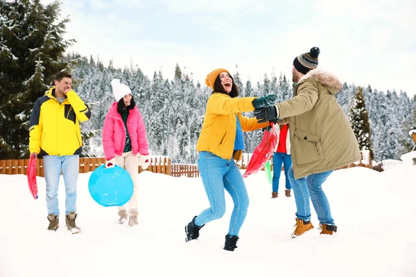 Karlı Bir Günde Bir Grup Arkadaş Dışarıda Kış Tatili — Stok fotoğraf