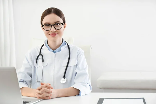 Retrato Una Joven Doctora Bata Blanca Lugar Trabajo — Foto de Stock