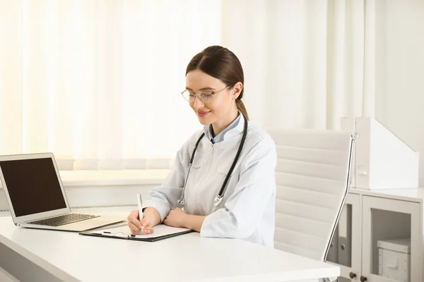 Doctora Joven Trabajando Mesa Consultorio — Foto de Stock