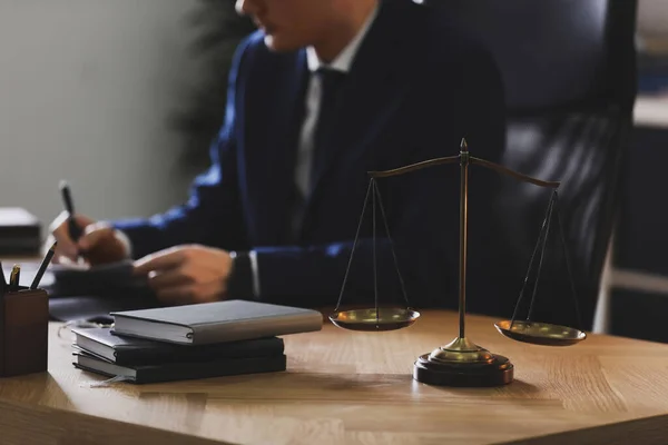 Man Advocaat Werkzaam Aan Tafel Functie Focus Schalen Van Justitie — Stockfoto
