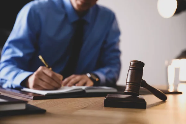 Man Advocaat Werkzaam Aan Tafel Functie Focus Hamer — Stockfoto