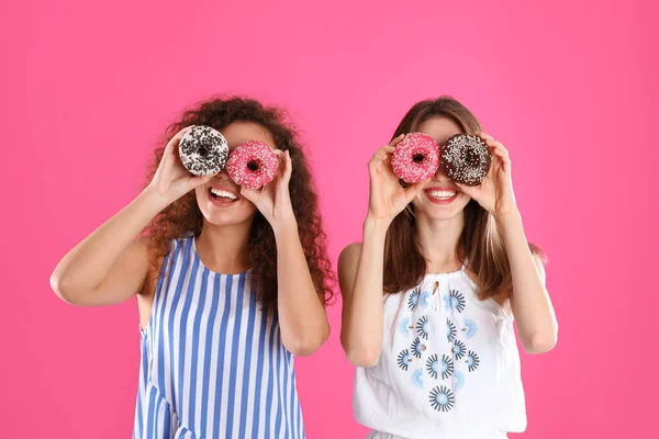 Beautiful Young Women Donuts Pink Background — Stock Photo, Image