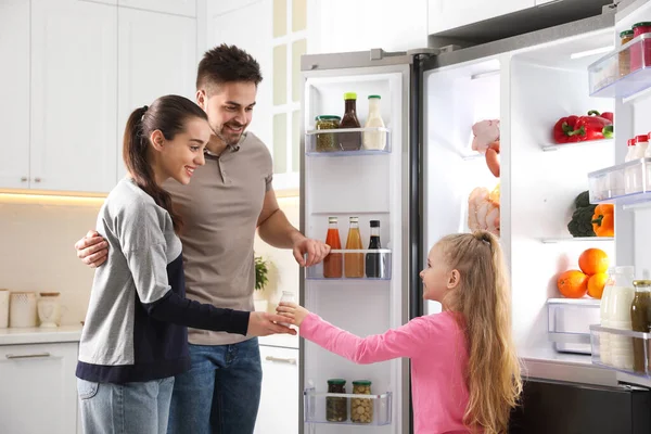 Boldog Család Közelében Nyitott Hűtőszekrény Konyhában — Stock Fotó