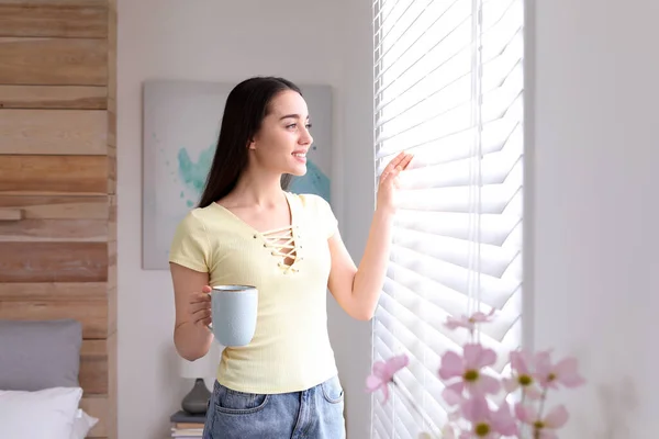 Junge Frau Mit Einer Tasse Heißgetränk Fenster Modernen Schlafzimmer Elegantes — Stockfoto