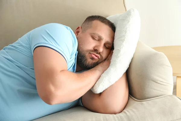 Lata Överviktiga Man Sover Soffan Hemma — Stockfoto