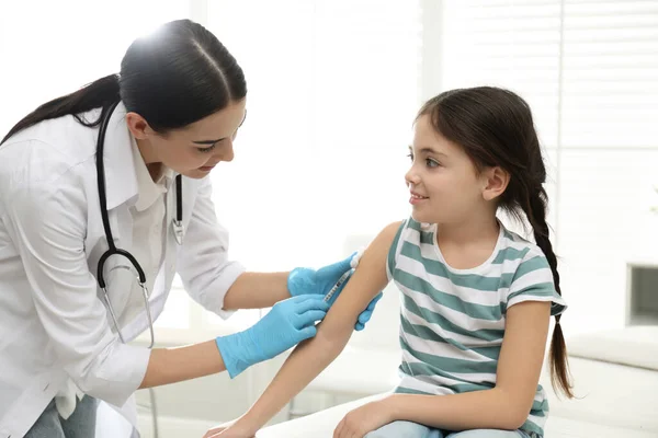 Médico Vacunando Niño Pequeño Una Clínica Moderna — Foto de Stock