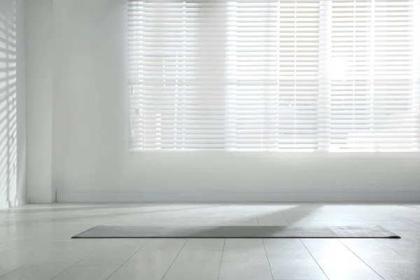 Esterilla Yoga Gris Desenrollada Suelo Habitación Espacio Para Texto — Foto de Stock