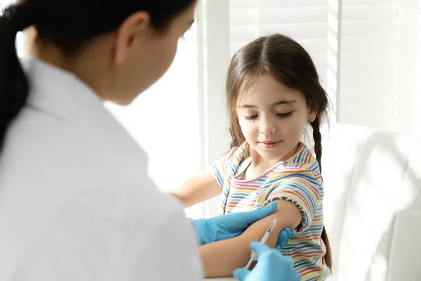 Médecin Vaccinant Petit Enfant Dans Une Clinique Moderne — Photo