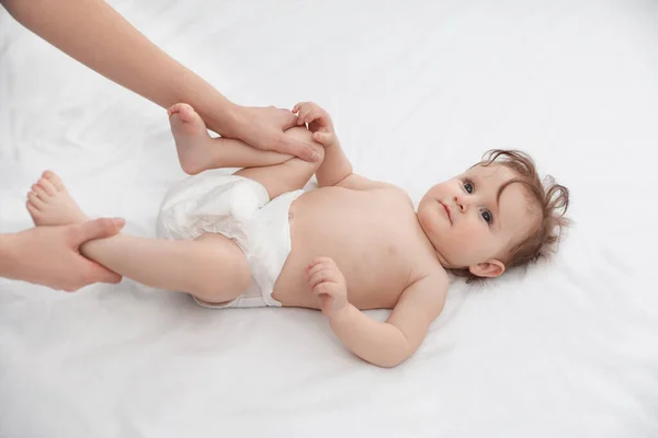 Orthopädin Und Süßes Baby Auf Weißem Bett — Stockfoto
