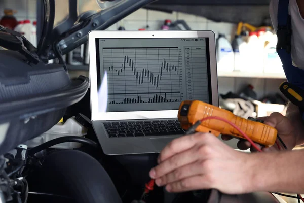 Mechanik Laptopem Robiący Diagnostykę Samochodu Warsztacie Samochodowym Zbliżenie — Zdjęcie stockowe
