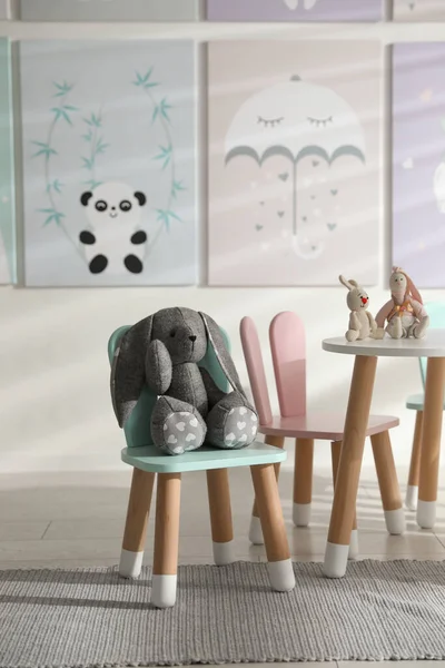 儿童房内的小桌子和有兔耳的椅子 — 图库照片