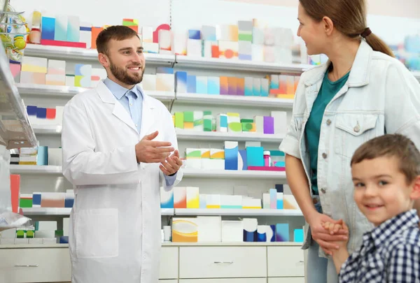 Professionelle Apothekerin Arbeitet Mit Kunden Moderner Drogerie — Stockfoto