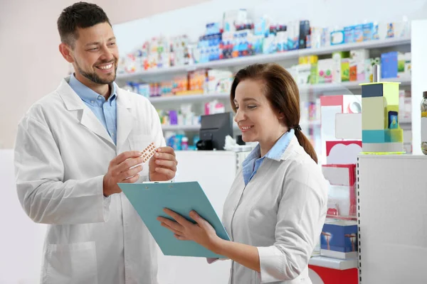 Portrait Professional Pharmacists Modern Drugstore — Stock Photo, Image