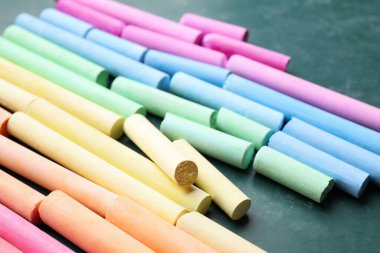 Yeşil tahtada renkli tebeşir parçaları, yakın plan