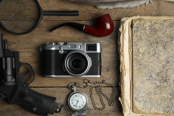 Platte Lay Compositie Met Vintage Detectiveobjecten Houten Tafel — Stockfoto