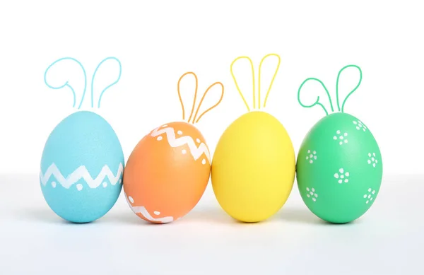 Barevné Velikonoční Vajíčka Roztomilé Králičí Uši Izolované Bílém — Stock fotografie