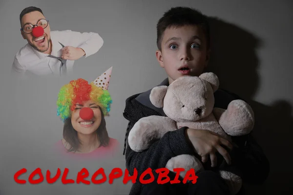 Coulrofobi Konsepti Oyuncak Ayısı Palyaço Hayaleti Olan Korkmuş Küçük Bir — Stok fotoğraf