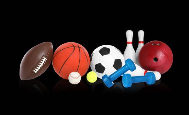 Siyah arka planda farklı spor ekipmanları