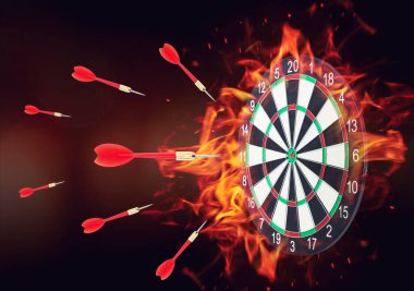Yazdırma tahtası ve karanlık arkaplanda dartlar