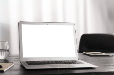 İş yerindeki boş ekranlı modern bilgisayar. Tasarım için boşluk