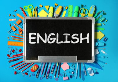 Kelime ENGLISH ve renk arkaplan üzerinde farklı kırtasiye, düz yatıyordu
