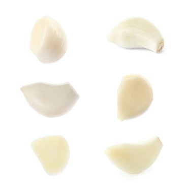 Beyaz arka planda soyulmuş sarımsak karanfilleri.