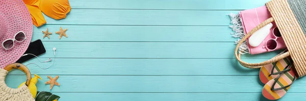 Плоская Композиция Пляжными Принадлежностями Светло Голубом Деревянном Фоне Место Текста — стоковое фото