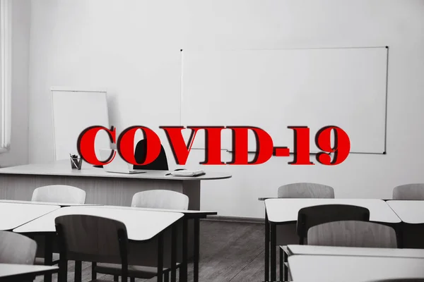 Blick Auf Leeres Klassenzimmer Und Text Covid Schulschließungen Während Coronavirus — Stockfoto