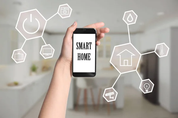 Frau Nutzt Handy Anwendung Zur Steuerung Von Smart Home Innenräumen — Stockfoto