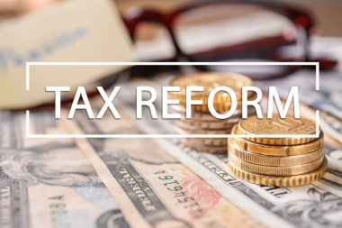 Banknotların üzerinde yığınla para, yakın plan. Vergi reformu
