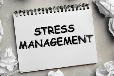 Gri masa üzerinde STRESS MANAGEMENT metin, düz yatıyordu