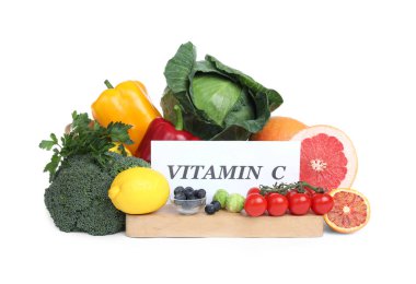 Kağıt notta VITAMIN C ifadesi ve beyaz arkaplanda yeni ürünler