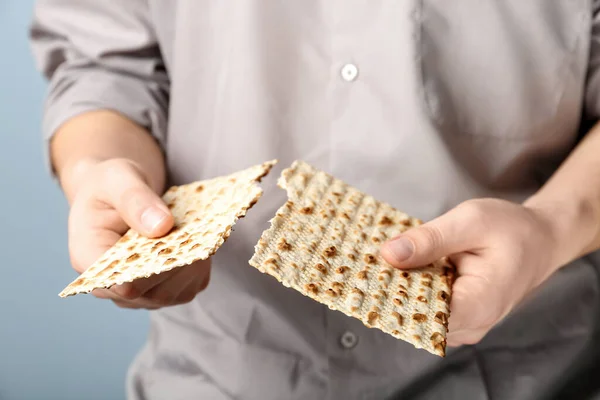 Man Med Matzo Grå Bakgrund Närbild Påskfirande — Stockfoto