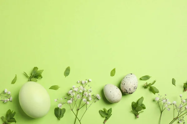 Belle Composition Plat Avec Des Fleurs Des Œufs Pâques Sur — Photo