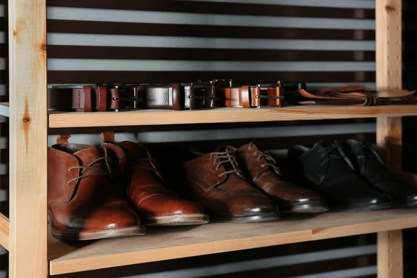 Unidad Estanterías Madera Con Diferentes Zapatos Cinturones Cuero —  Fotos de Stock