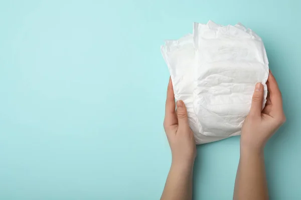 Mujer Con Pañales Sobre Fondo Turquesa Primer Plano Espacio Para — Foto de Stock