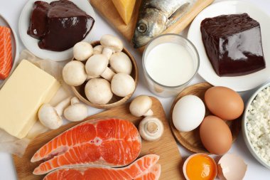 Beyaz arka planda D vitamini bakımından zengin yeni ürünler, üst görünüm