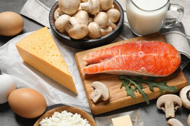 Gri masada D vitamini bakımından zengin taze ürünler.