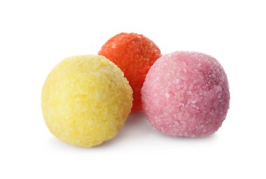 Beyaza izole edilmiş renkli çikolata şekerleri. Süslü şekerlemeler.