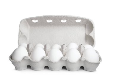 Beyaz üzerine izole edilmiş tavuk yumurtaları.